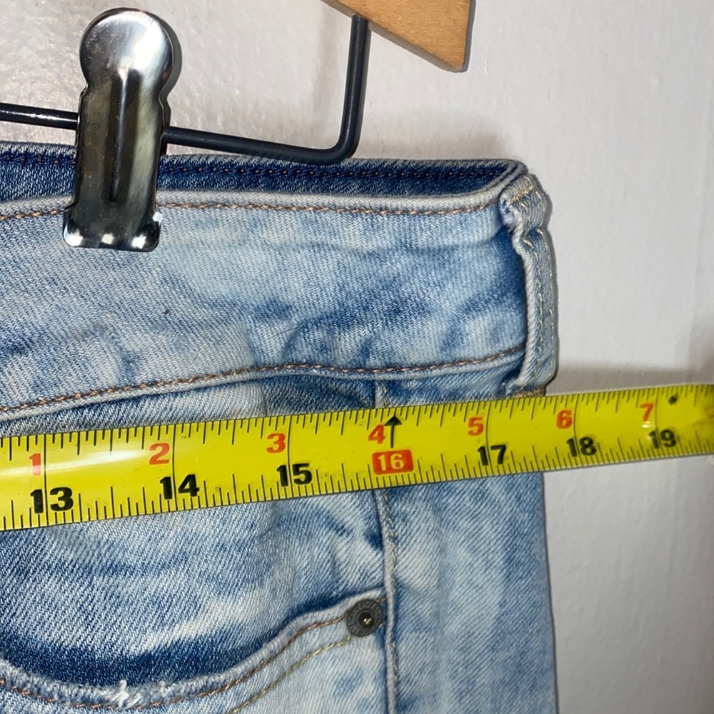 🎱Vintage Light-wash distressed American Eagle jean shorts! - Picture 4 of 9